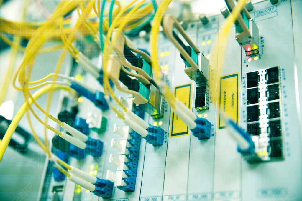 Internet dedicado vs fibra óptica para empresas: ¿cuál elegir?